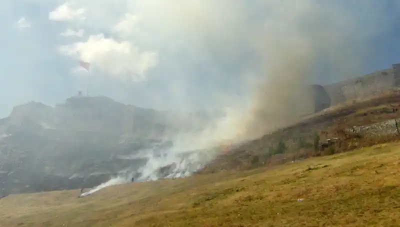 Kars Kalesi’ndeki Anız Yangını, Doğa ve Tarih İçin Tehlike Oluşturdu