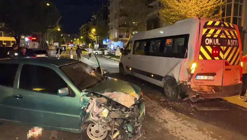 Otomobil Servis Minibüsüne Çarparak 6 Kişiyi Yaraladı, Kazanın Sebepleri Neler?