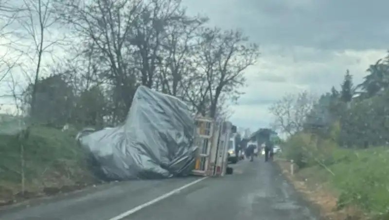 Tekirdağ'da Saman Yüklü TIR Devrildi: Son Dakika Olayında 1 Yaralı
