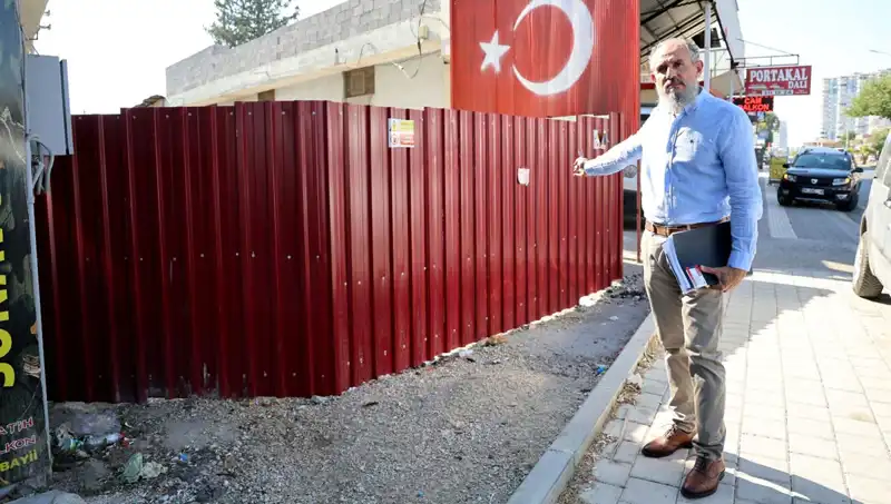 Tapulu Arazim Dedi, Sokak Girişini Kapı ile Kapatıp Tartışma Başlattı
