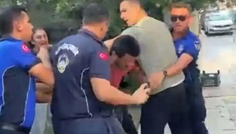 Sokak Satıcısına Zapıtadan Açıkta Dayak: Olayın Perdesi Aralanıyor