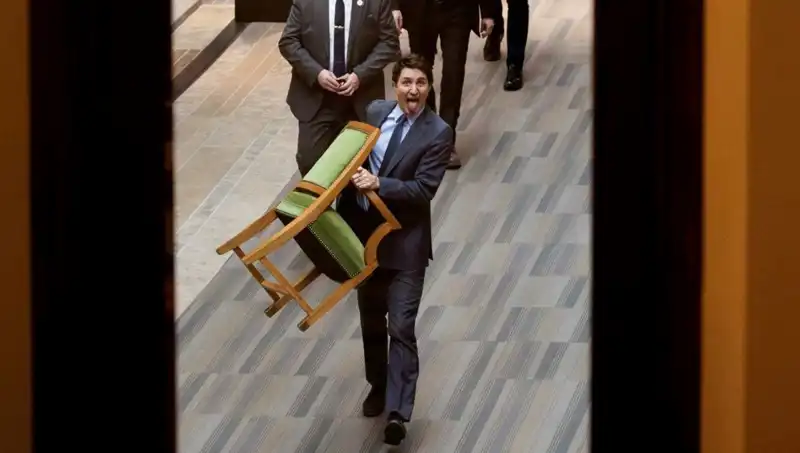 Trudeau, Son Zamanlarda Halktan Son Defa Çaldı, Sandalyeyi de Götürdü