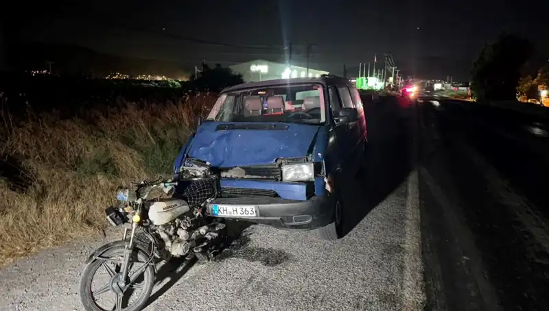 Söke’de Minibüs Motosiklete Çarptı: 3 Yaralı, Olay Anı Kamerada