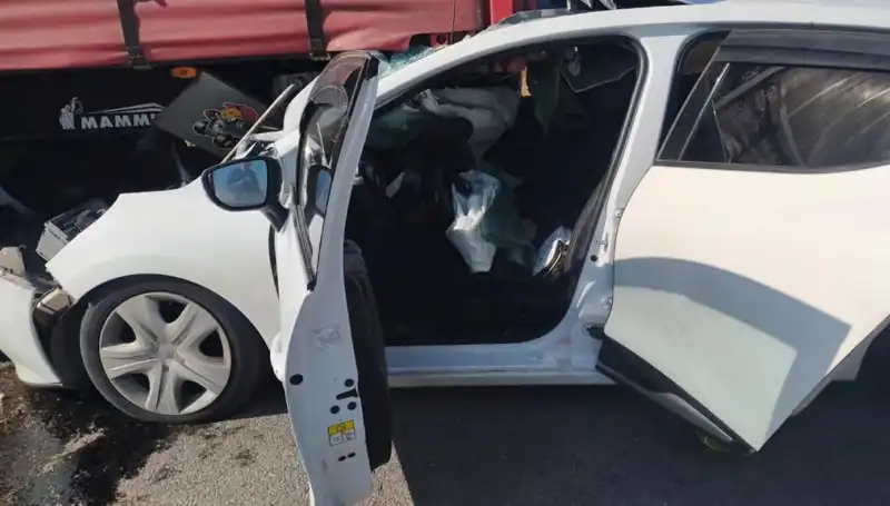 Sivas'ta Korkunç Kaza: Otomobil TIR'a Çarptı, 1 Ölü 3 Yaralı