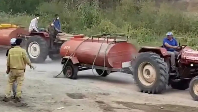 Patlamış Lastiği ile Yangın Sürecini Yönetmeye Çalıştı!