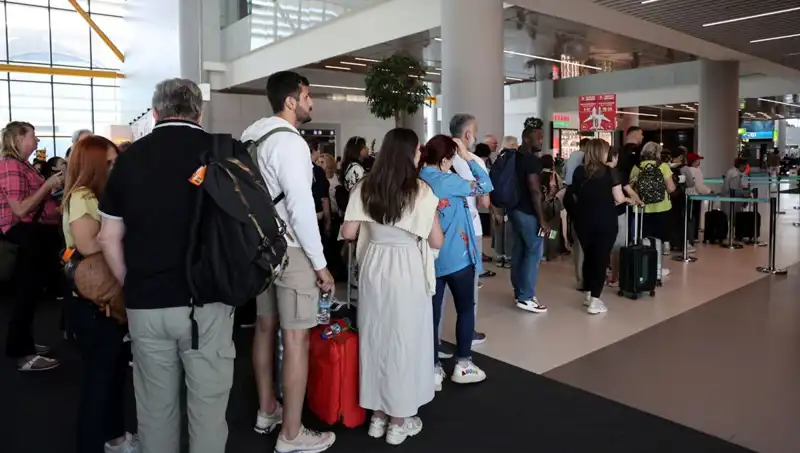 İstanbul Havalimanı'nda Bayram Yoğunluğu: 1642 Uçuş ile Yolcular Bekliyor