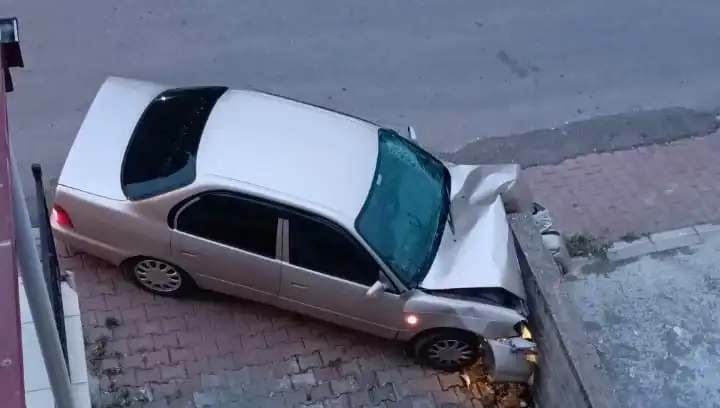 Kontrolü Kaybeden Araç Duvara Çarptı: Kazanın Ayrıntıları Ortaya Çıktı