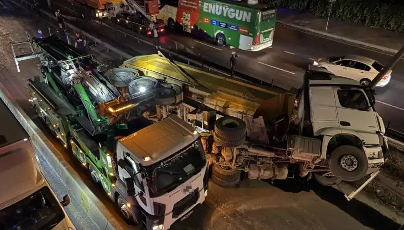 Moloz Yüklü Hafriyat Kamyonu Devrildi: Kazanın Ardındaki Sırlar