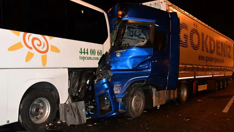 Tur Otobüsünün Tırla Çarpışması: 13 Kişi Yaralandı