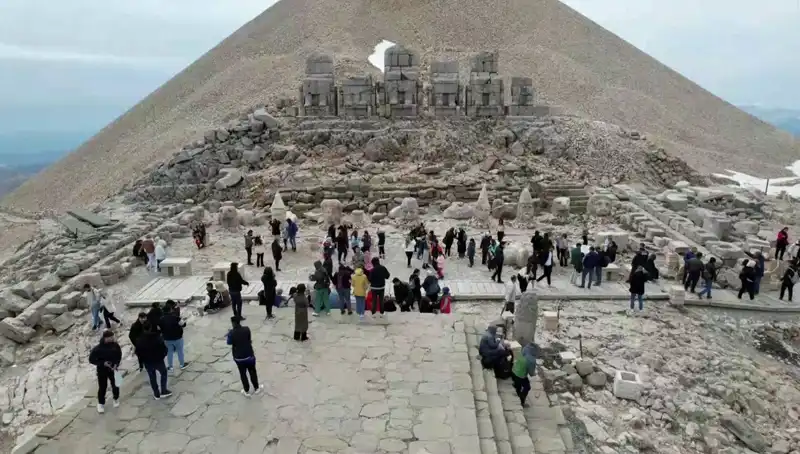 Bayramda Nemrut Dağı'na Ziyaretçi Akını: Rekor Sayıya Ulaşıldı