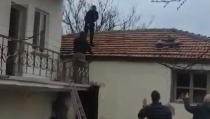 Polis Çatıda Kıstırdı, Şüpheli Direnirken Geçmişini Açıkladı