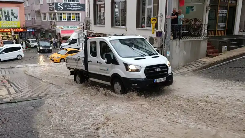 10 Dakikada Gelen Sağanak, Şehirde Su Baskınlarına Yol Açtı