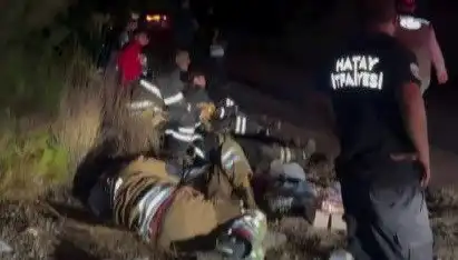 Hatay İtfaiyesi'nin Yorgunluk Molası: Yangın Mücadelesinde Zorlu Anlar