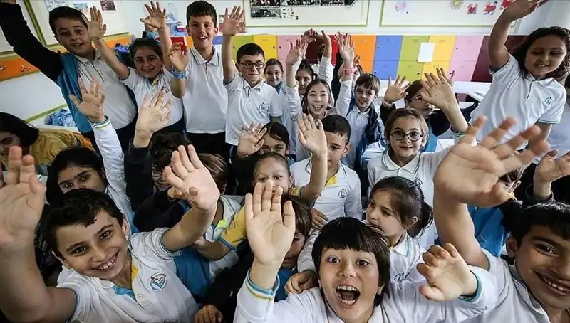 9 Günlük Tatil Sonrası Eğitime Dönüş: Öğrenciler Okula Hoş Geldin Diyor