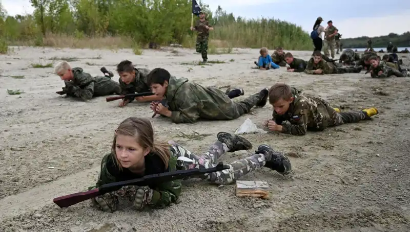 8 Yaşındaki Rus Çocukların Askeri Eğitim Campına Katılma Hikayeleri