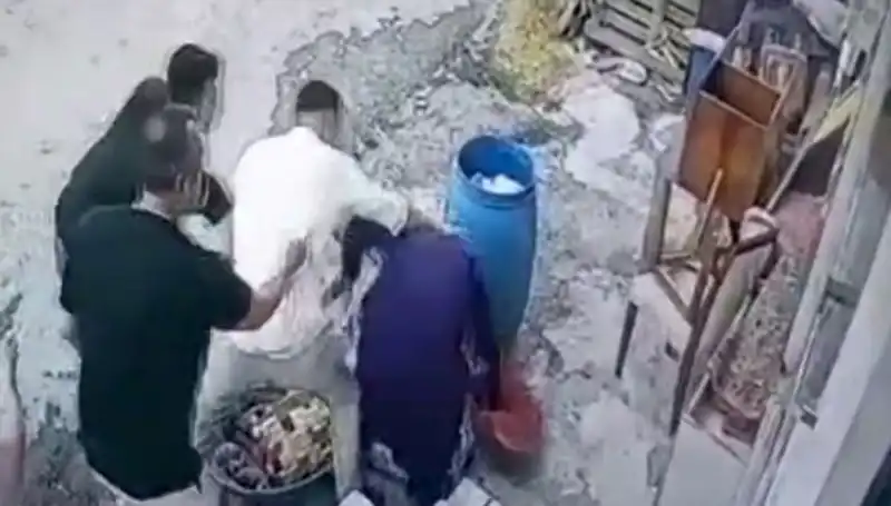 Başakşehir'de Baba ve Oğul, Bidon Tartışması Nedeniyle 58 Yaşındaki Kadını Darp Etti