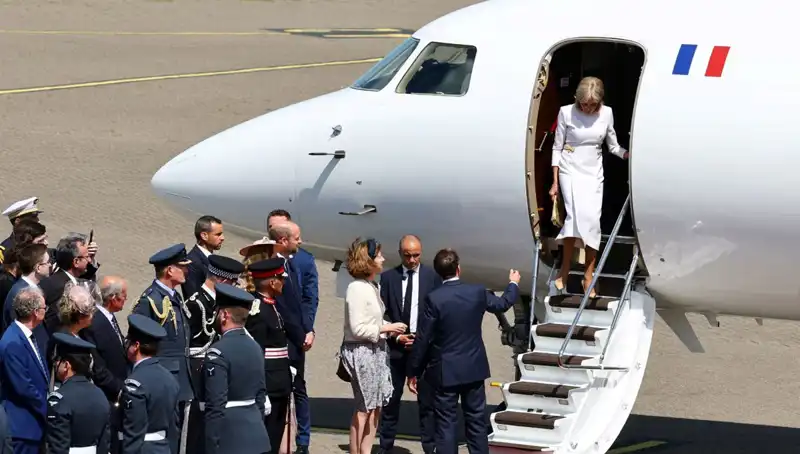 Eşi Brigitte Macron'un Elini Bıraktı: Olayın Perde Arkası Ortaya Çıktı