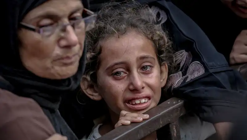Gazze'de Açlık Krizi: İsrail Askerleri Gıda Stoklarını Yok Ediyor