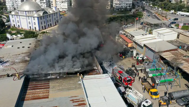 İzmir'de Oto Lastikçide Büyük Yangın Panik Yarattı!