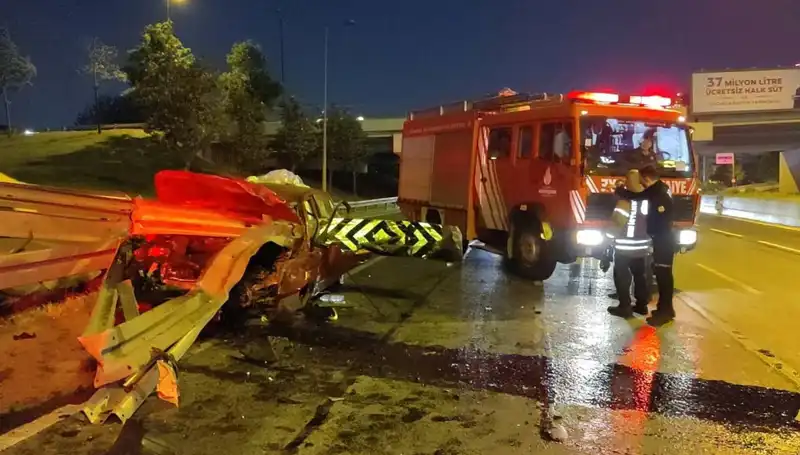 Bariyerin Bıçak Gibi Saplandığı Kazada Sürücü Ağır Yaralandı
