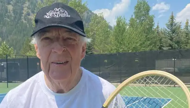 Avustralyalı Tenis Efsanesi Fred Stolle Hayatını Kaybetti: Spor Dünyasında Derin Bir Kaybın Hikayesi