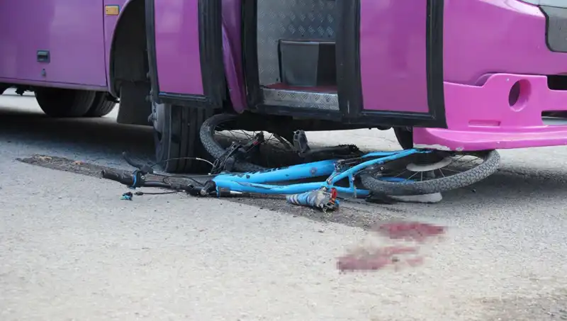 Sarsıcı Kaza: Bisikletiyle Sokaktan Fırlayan Çocuk Otobüsün Altında Kaldı