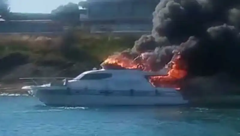 Çeşme Marinada Yanan Motoryat: Korkutan Yangın ve Sonrası