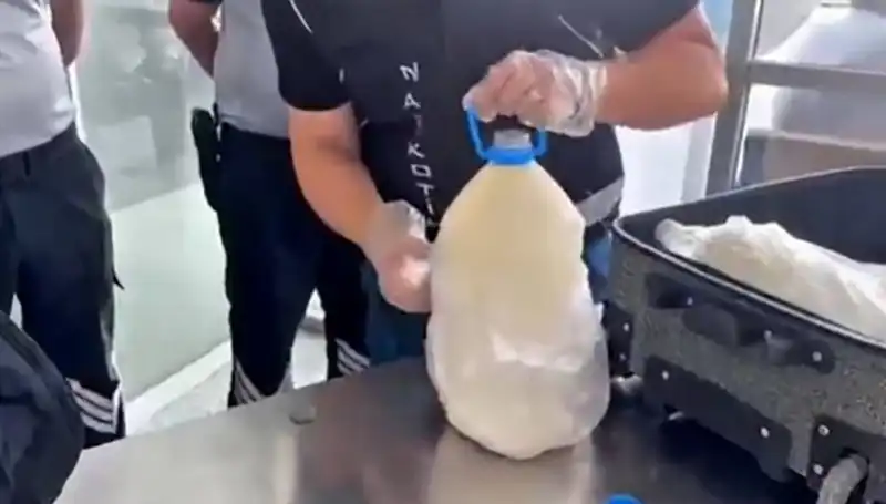 Havalimanında Süt Şişesi İçinde Ele Geçirilen Uyuşturucu Yükü Şaşırttı