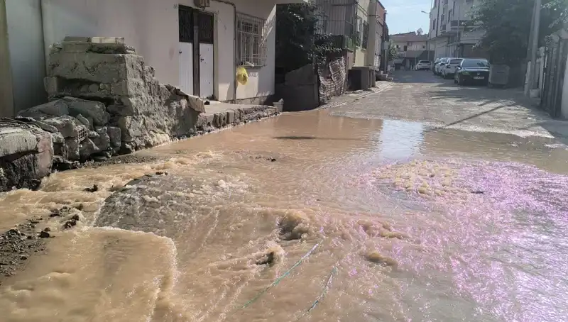 İlçede Dumanlı Bir Günde Patlayan İçme Suyu Hattı, Çarşıyı Sular Altında Bıraktı!