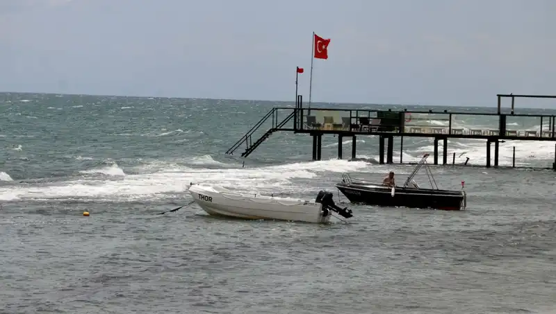 Poyraz Fırtınası: Denize Girmek Yasaklandı, Tatilciler Ne Yapacak?