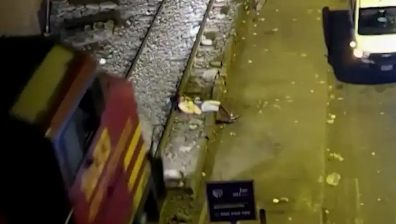 Saniyeler İçinde Mucize: Tren Çarpan Adam Yürümeyi Başardı!