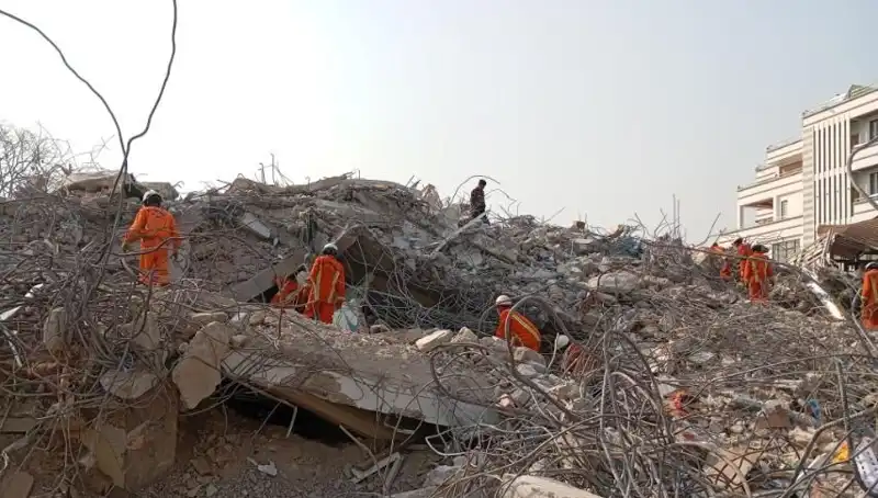 Türk Arama Kurtarma Ekipleri Myanmar'da: Enkazdan Bir Kişi Sağ Çıktı