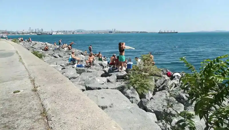 İstanbul'un Sahilleri Yaz Havasıyla Canlandı ve Kalabalıklaştı