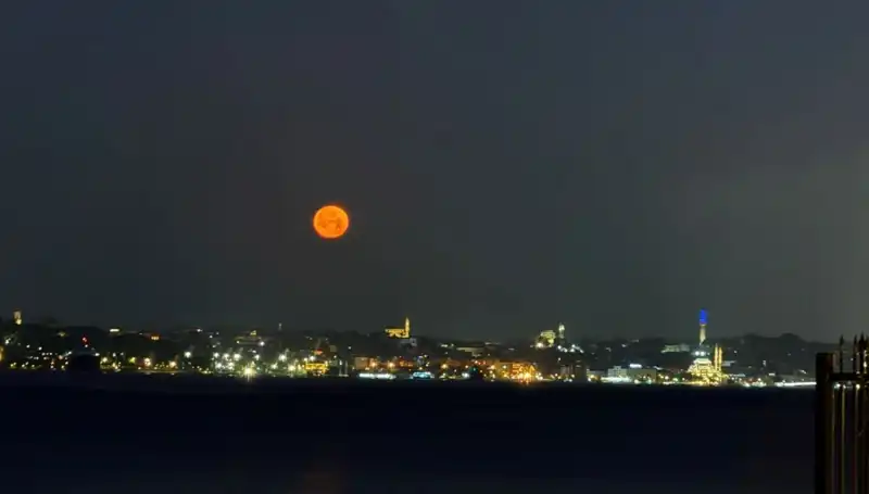 İstanbul’da Çilek Dolunayı, Eşsiz Manzaralarla Şehri Aydınlattı
