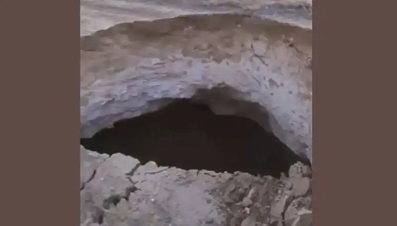 Aksaray'da Oluşan Yeni Obruk, Yeraltı Dengesizliğini Gözler Önüne Seriyor
