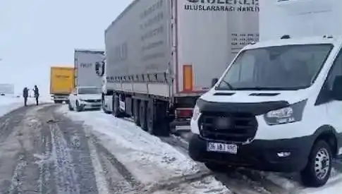 Kars-Ardahan Karayolunda Kar Yağışı TIR'ları Dondurdu: Vatandaşlar Zor Anlar Yaşadı