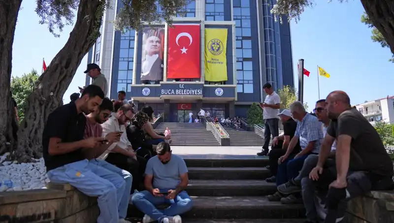 Ücretlerini Alamayan İşçiler, Sorunlarına Dikkat Çekmek İçin Oturma Eylemi Yaptı