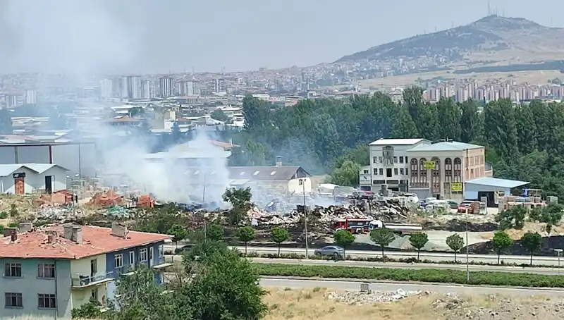 Otluk Alanında Başlayan Yangın Depoyu Küle Çevirerek Büyüdü