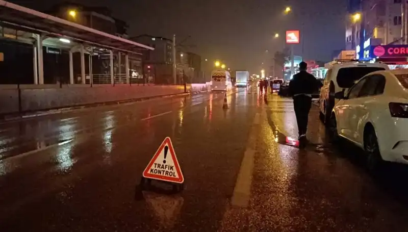 Bursa'da Kaza Sonrası Güvenlik Önlemi Alan Polisi Vuran Kamyonet Olayı
