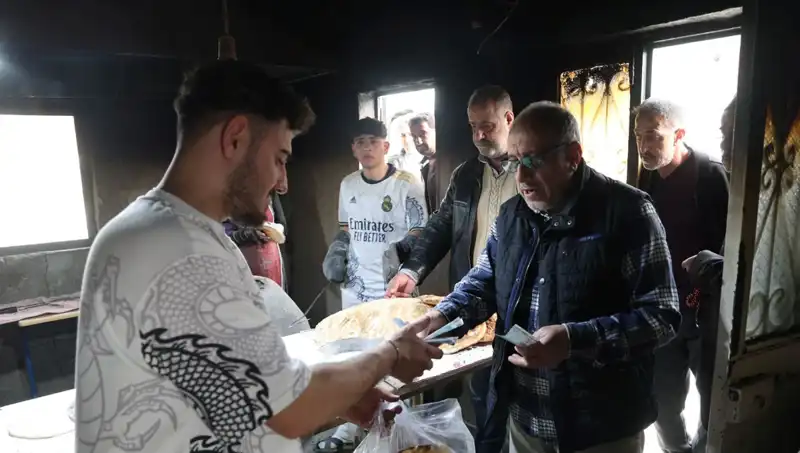 Ekmek İçin 7 Kilometre Yol Yürüyenlerin Hikayesi: Saat 15.00'te Neler Oluyor?