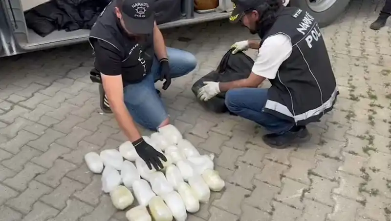Yolcunun Valizinden 13 Kilo Metamfetamin Çıktı: Uyuşturucu Kaçakçılığına Şok Baskın