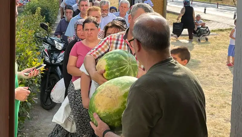 Tarlada Kalan Hasat: Sebze Meyve Üreticileri Bedava Dağıttı!