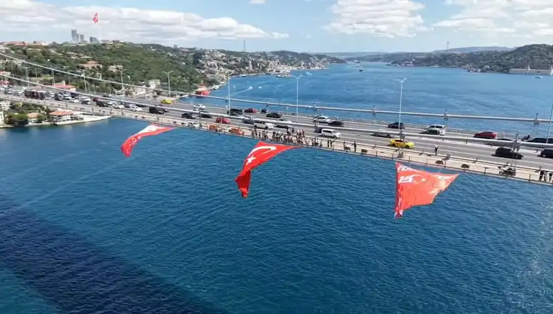 Türkiye'nin İhtişamı: Dev Türk Bayrağı Köprüye Asıldı