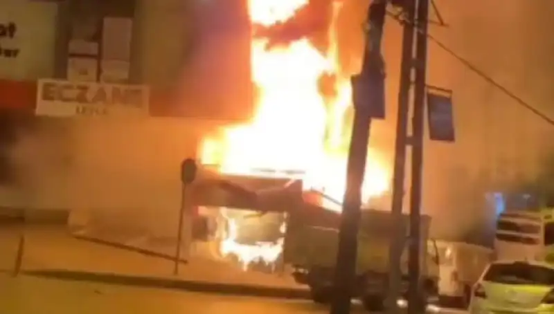 Başakşehir'de İş Merkezinde Korkutan Yangın: İlk Belirlemeler ve Kurtarma Çalışmaları