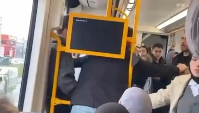 İstanbul Metro'sunda Nefes Kesen Tekme Tokat Kavga Güvenliği Sarsıyor!