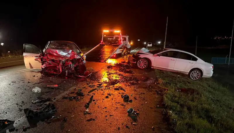 Çanakkale'de Korkunç Kaza: İki Otomobil Çarpıştı, 3 Kayıp, 1 Yaralı