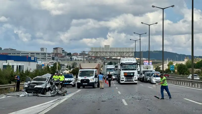 Otoyolda Faciaya Neden Olan Kaza: Üç Kişi Araçta Sıkıştı
