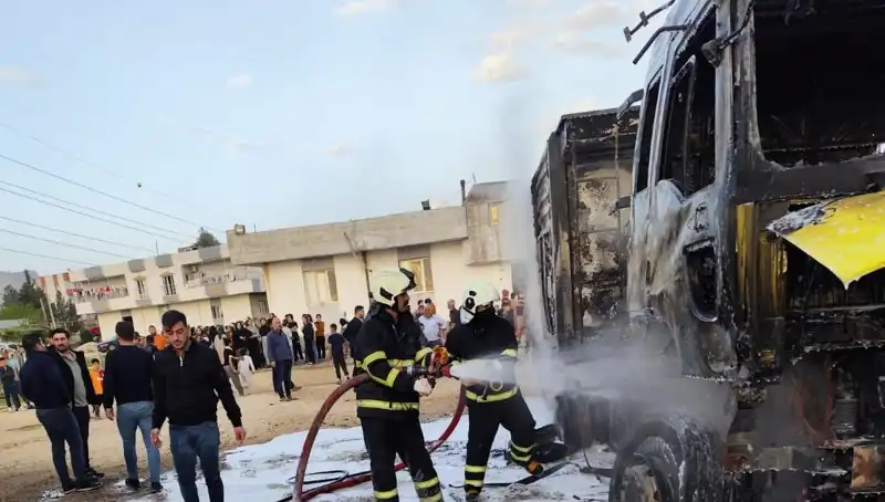Park Halindeki İki TIR'da Korkutan Yangın: Sebebi Ne Olabilir?