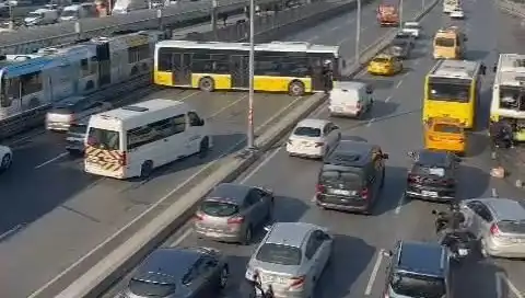 İETT Otobüsü ile İki Araç Arasında Yaşanan Kaza Trafiği Felç Etti