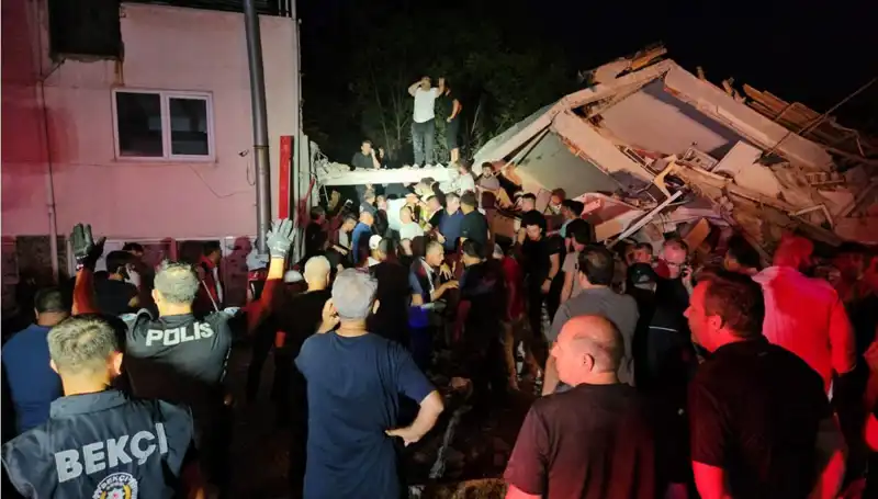 Balıkesir Sındırgı'da 6,1 Büyüklüğünde Deprem: Kayıplar ve Yaralılar